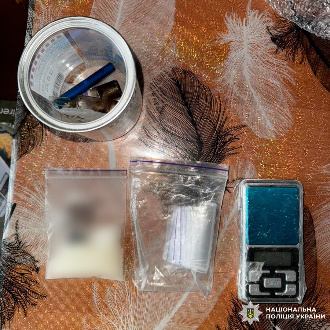 На Харківщині затримали жінку за збут психотропів через інтернет